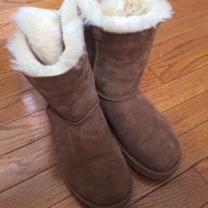 Ugg Chestnut Bailey Button Bow Boots, size 5